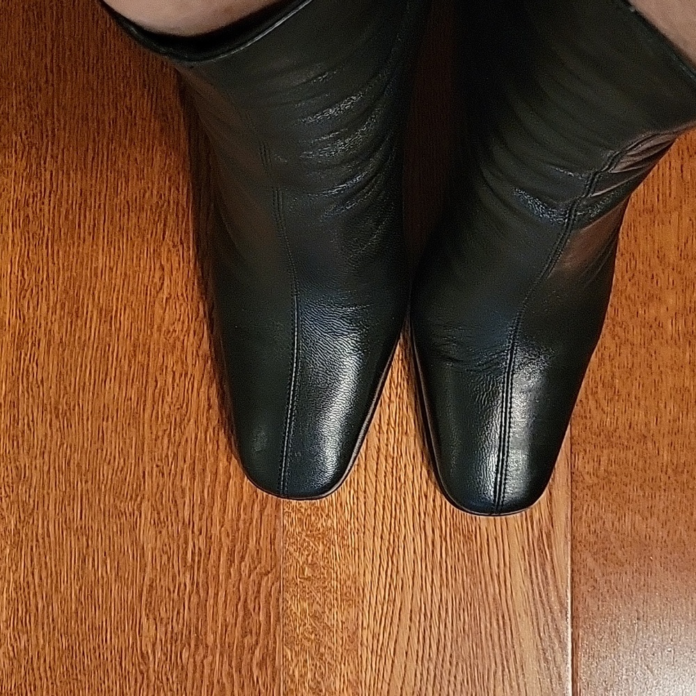 Anne Klein size 8 black leather ankle boots made in Italy with a nice heel.
